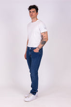 Carica l&#39;immagine nel visualizzatore di Gallery, alzavola moda sostenibile pantalone uomo vieri lato
